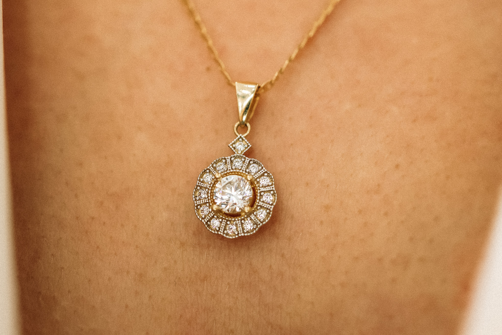 Zawieszka złota okrągła z cyrkoniami – Złoto próba 585 - Jubiler Brilliance